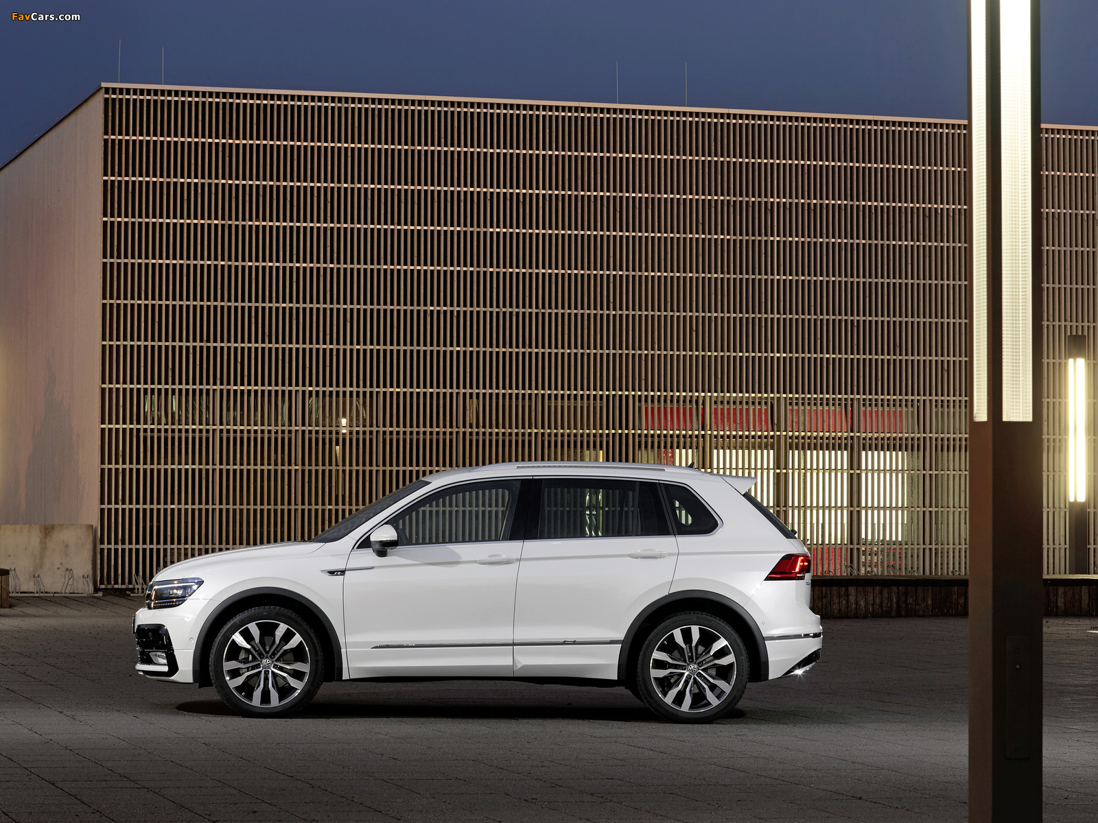 Images of Volkswagen Tiguan R-Line 2016 (1600 x 1200)