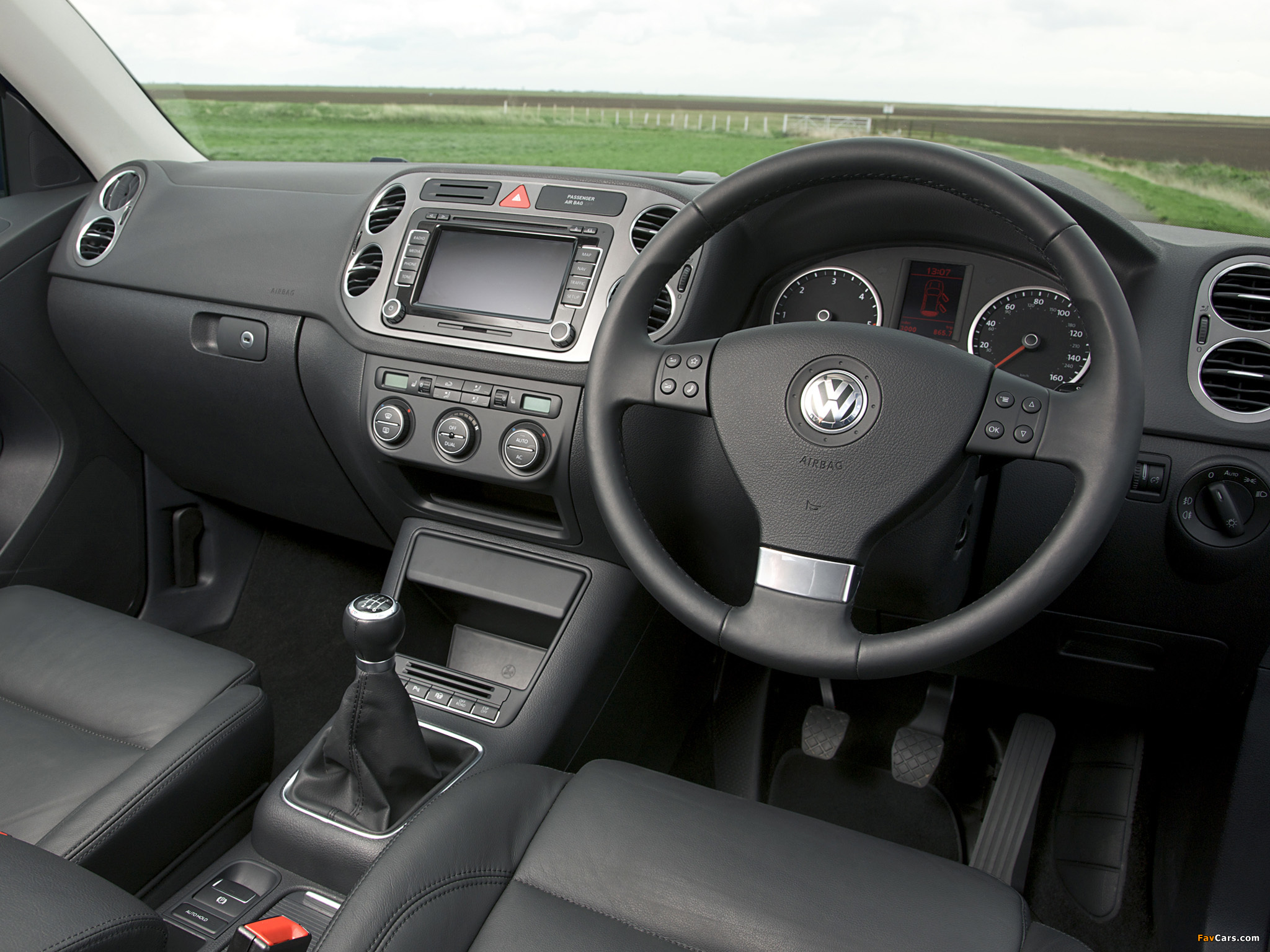 Pictures of Volkswagen Tiguan UK-spec 2008–11 (2048 x 1536)