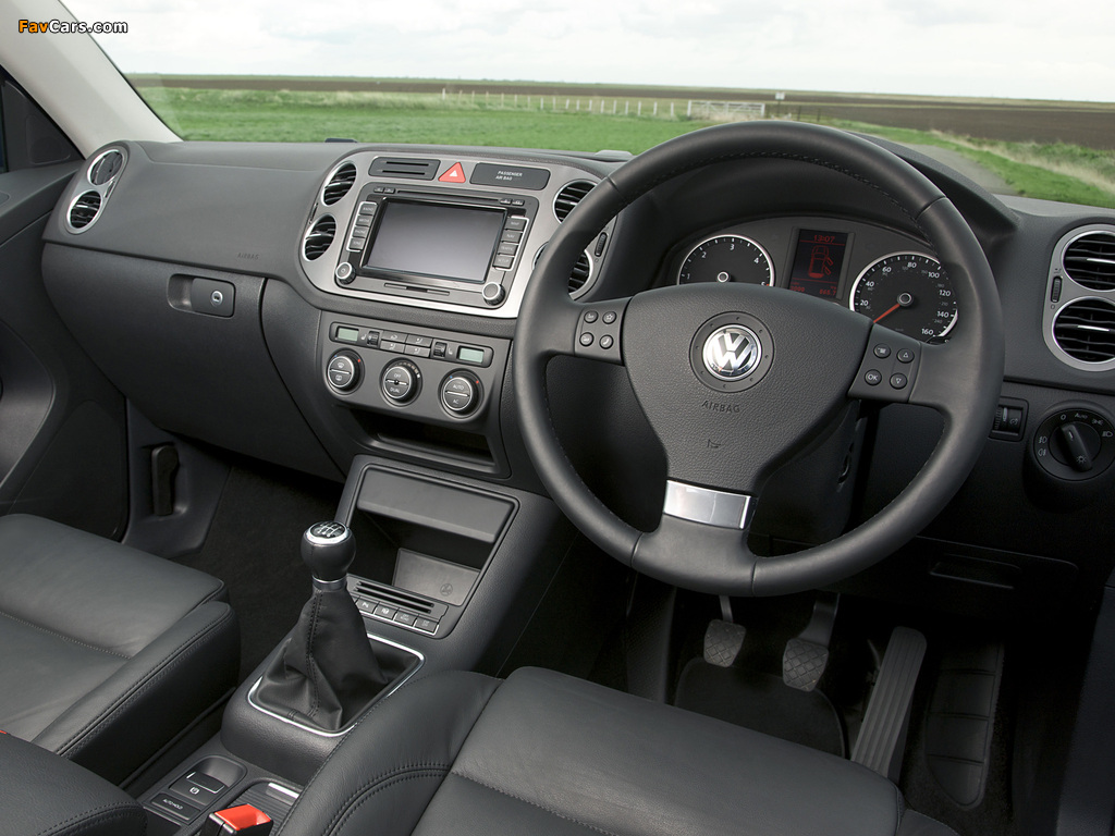 Pictures of Volkswagen Tiguan UK-spec 2008–11 (1024 x 768)