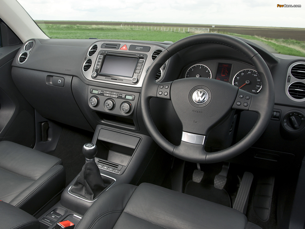 Pictures of Volkswagen Tiguan UK-spec 2008–11 (1280 x 960)