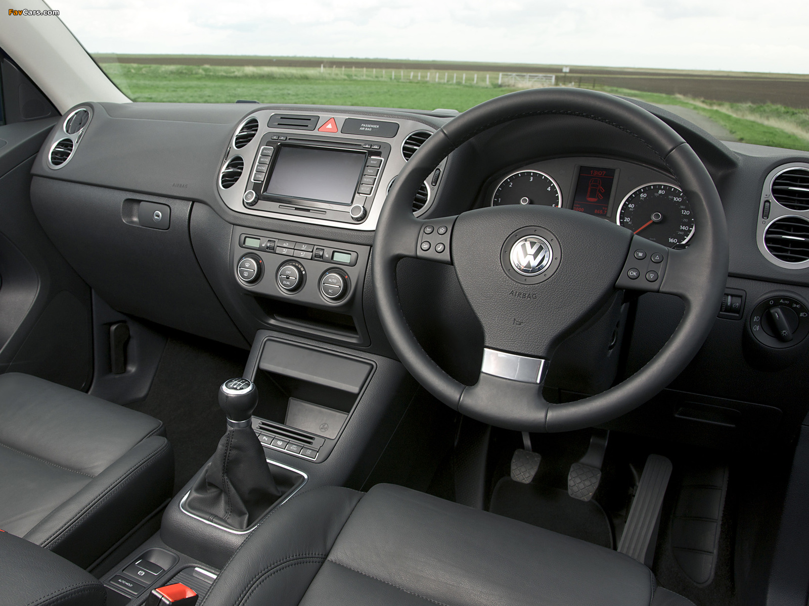Pictures of Volkswagen Tiguan UK-spec 2008–11 (1600 x 1200)