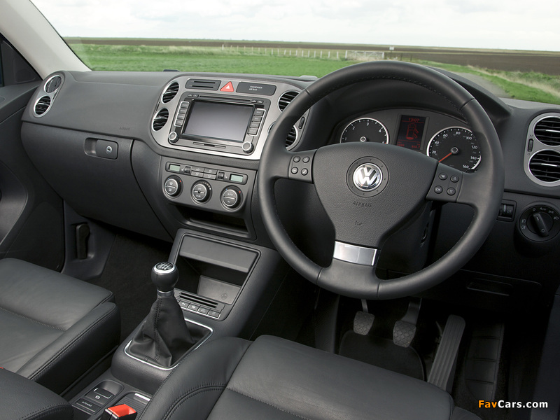 Pictures of Volkswagen Tiguan UK-spec 2008–11 (800 x 600)