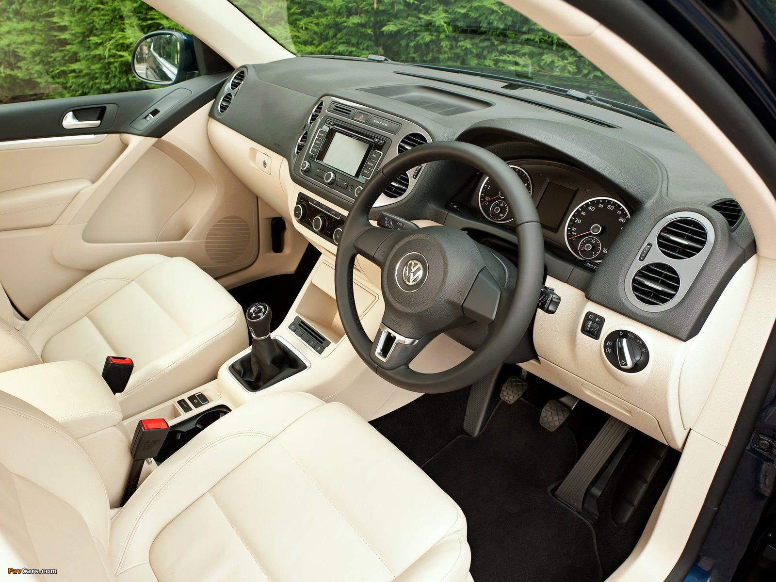 Pictures of Volkswagen Tiguan Track & Style UK-spec 2011 (1600 x 1200)