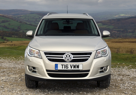 Volkswagen Tiguan UK-spec 2008–11 images