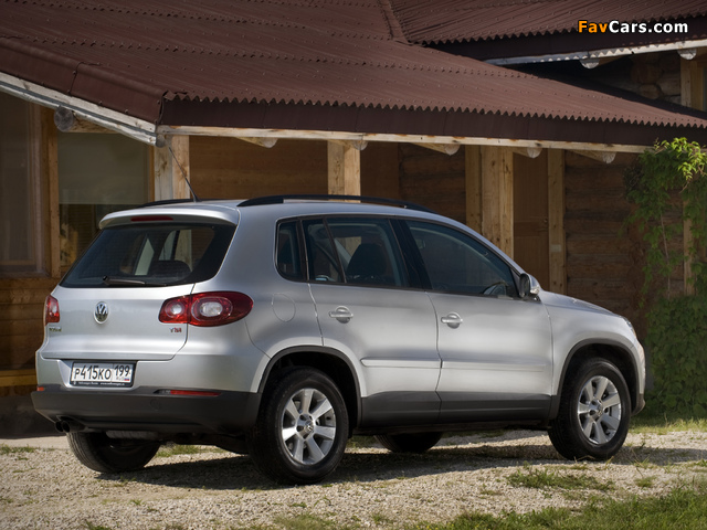 Volkswagen Tiguan Track & Field 2008–11 images (640 x 480)