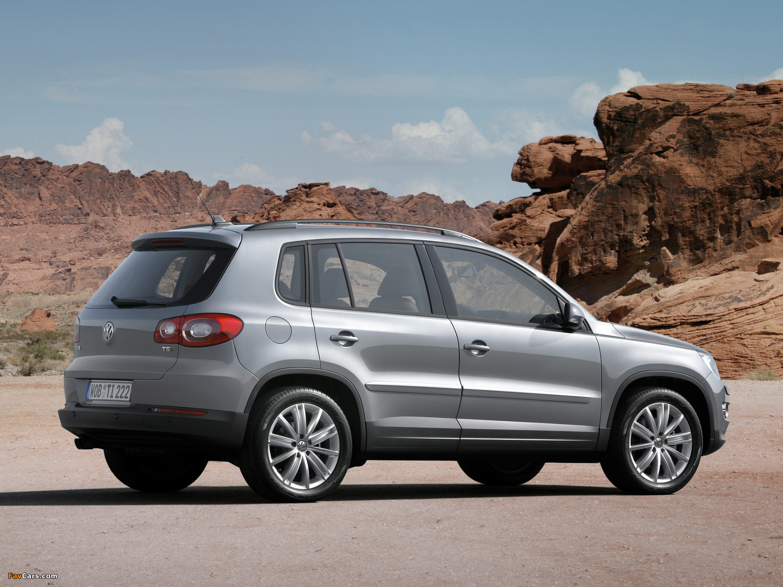 Volkswagen Tiguan Track & Field 2008–11 photos (1600 x 1200)