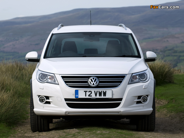 Volkswagen Tiguan R-Line UK-spec 2010–11 photos (640 x 480)