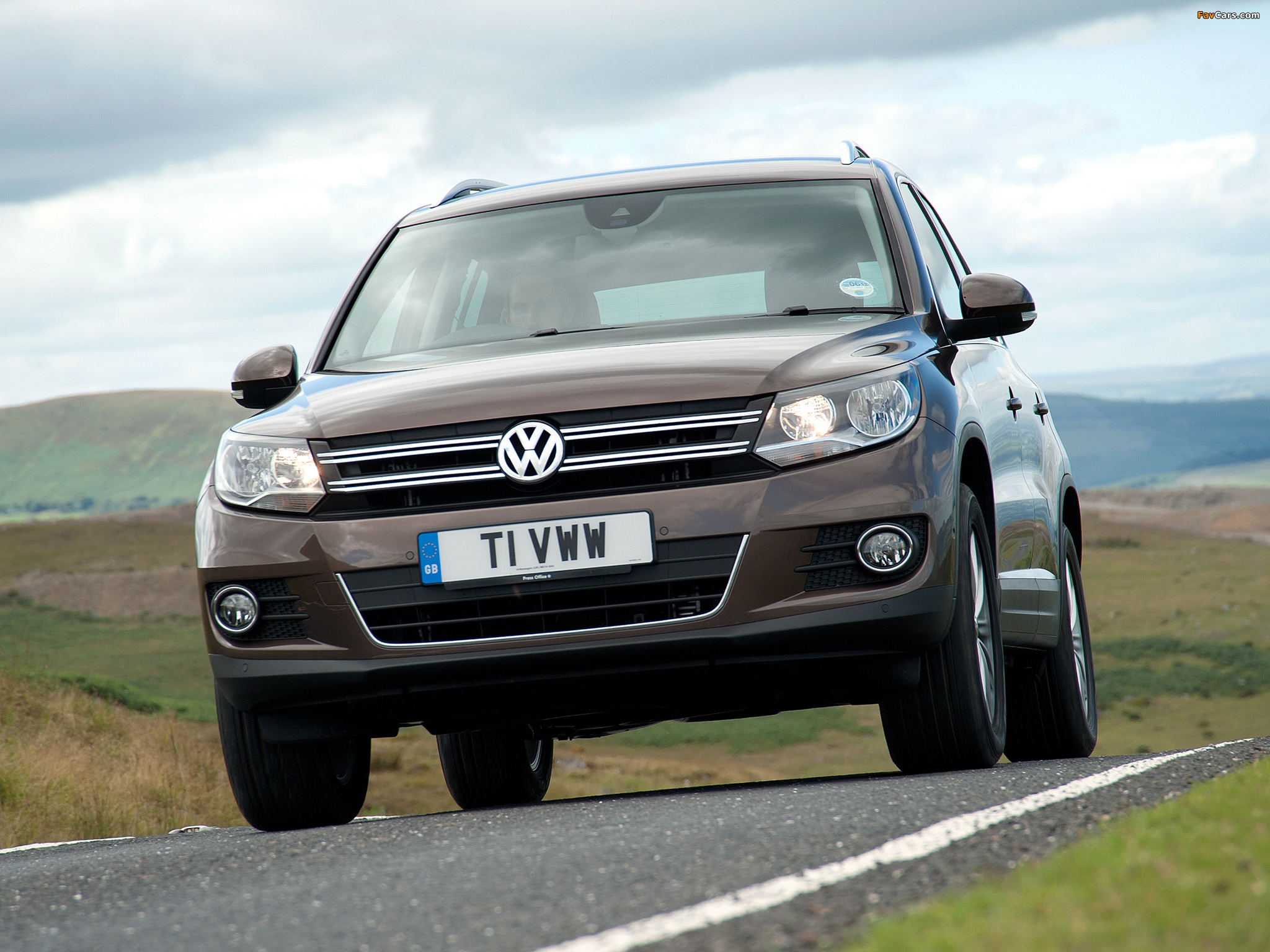 Volkswagen Tiguan Sport & Style UK-spec 2011 images (2048 x 1536)
