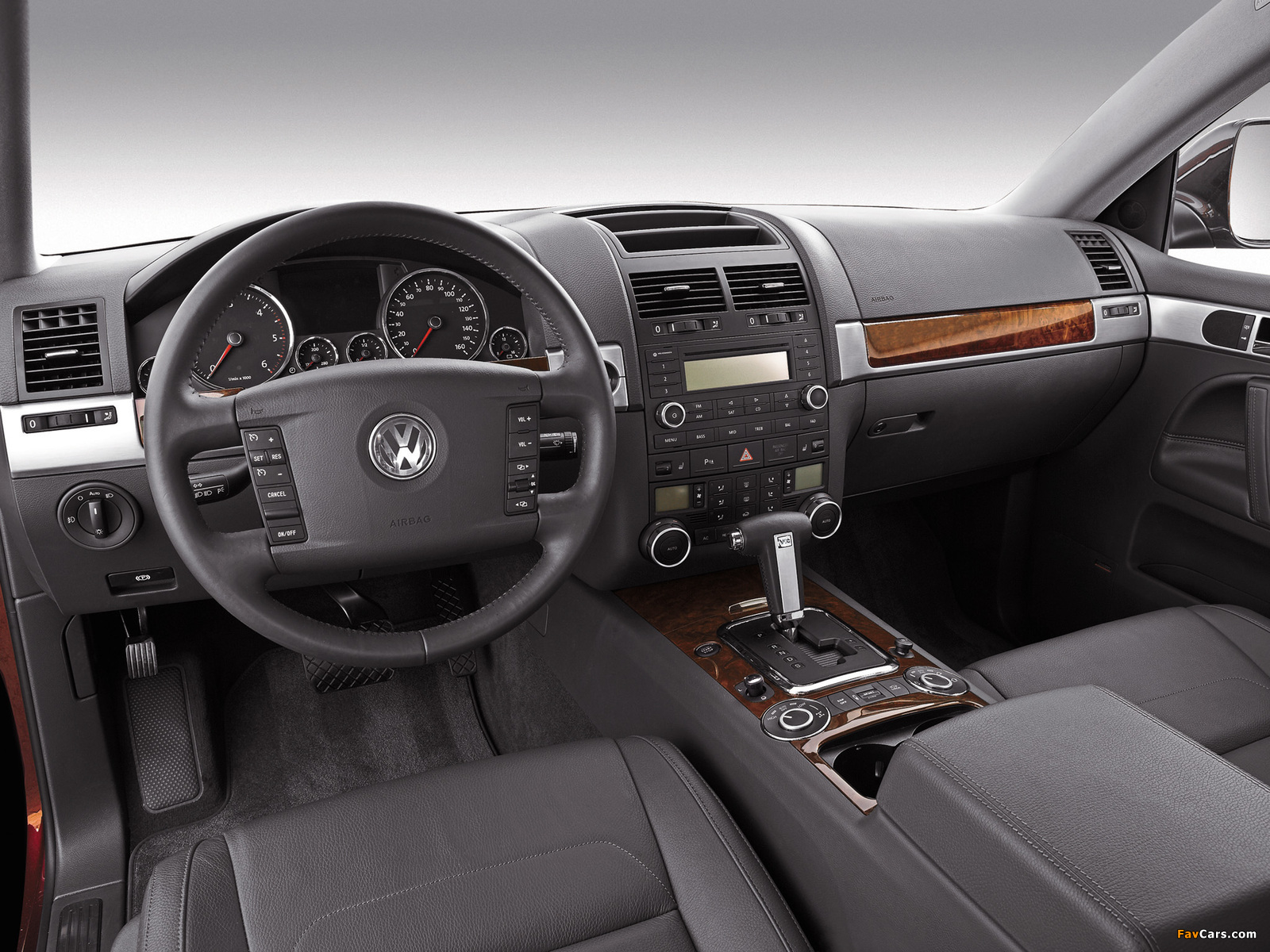 Images of Volkswagen Touareg V10 TDI US-spec 2007–09 (1600 x 1200)
