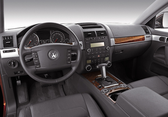 Images of Volkswagen Touareg V10 TDI US-spec 2007–09