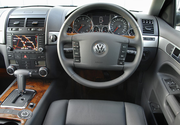 Pictures of Volkswagen Touareg V6 TDI UK-spec 2007–10