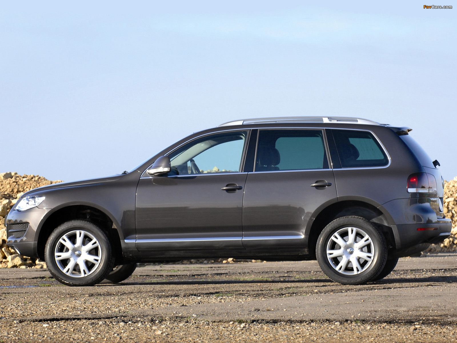 Volkswagen Touareg V6 TDI UK-spec 2007–10 photos (1600 x 1200)