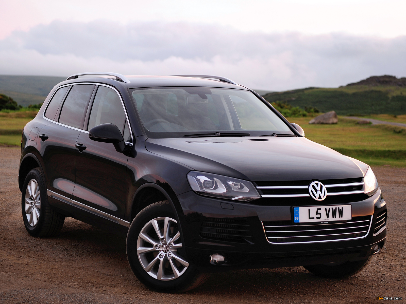 Volkswagen Touareg V6 TDI UK-spec 2010 images (1600 x 1200)