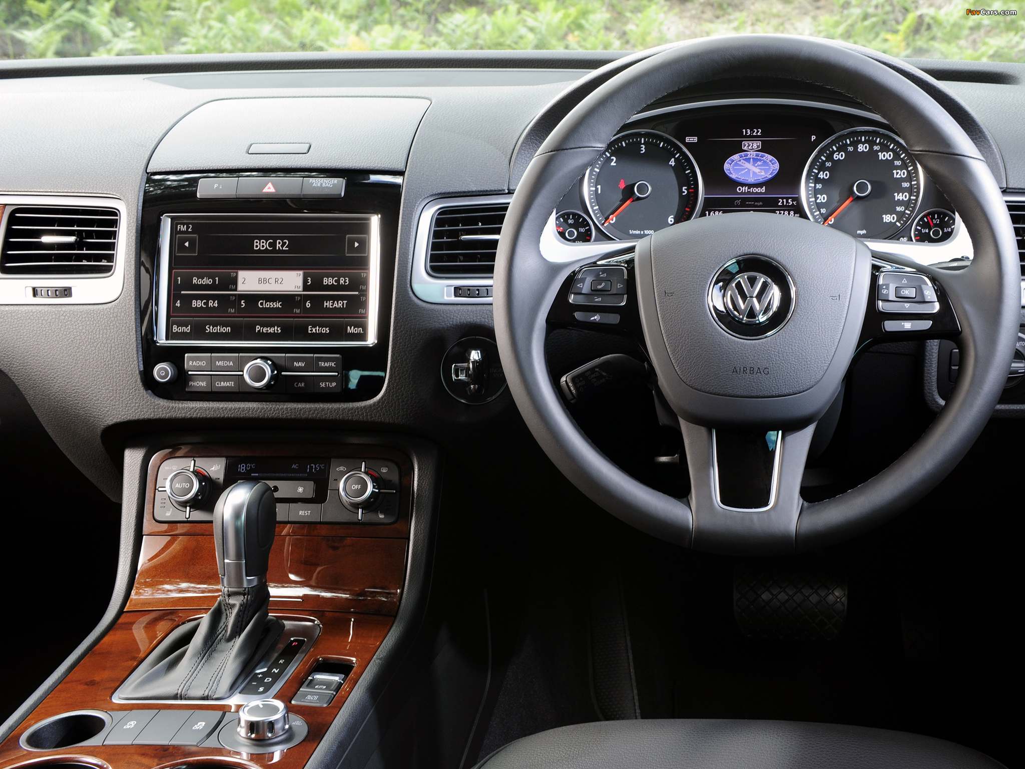 Volkswagen Touareg V6 TDI UK-spec 2010 images (2048 x 1536)