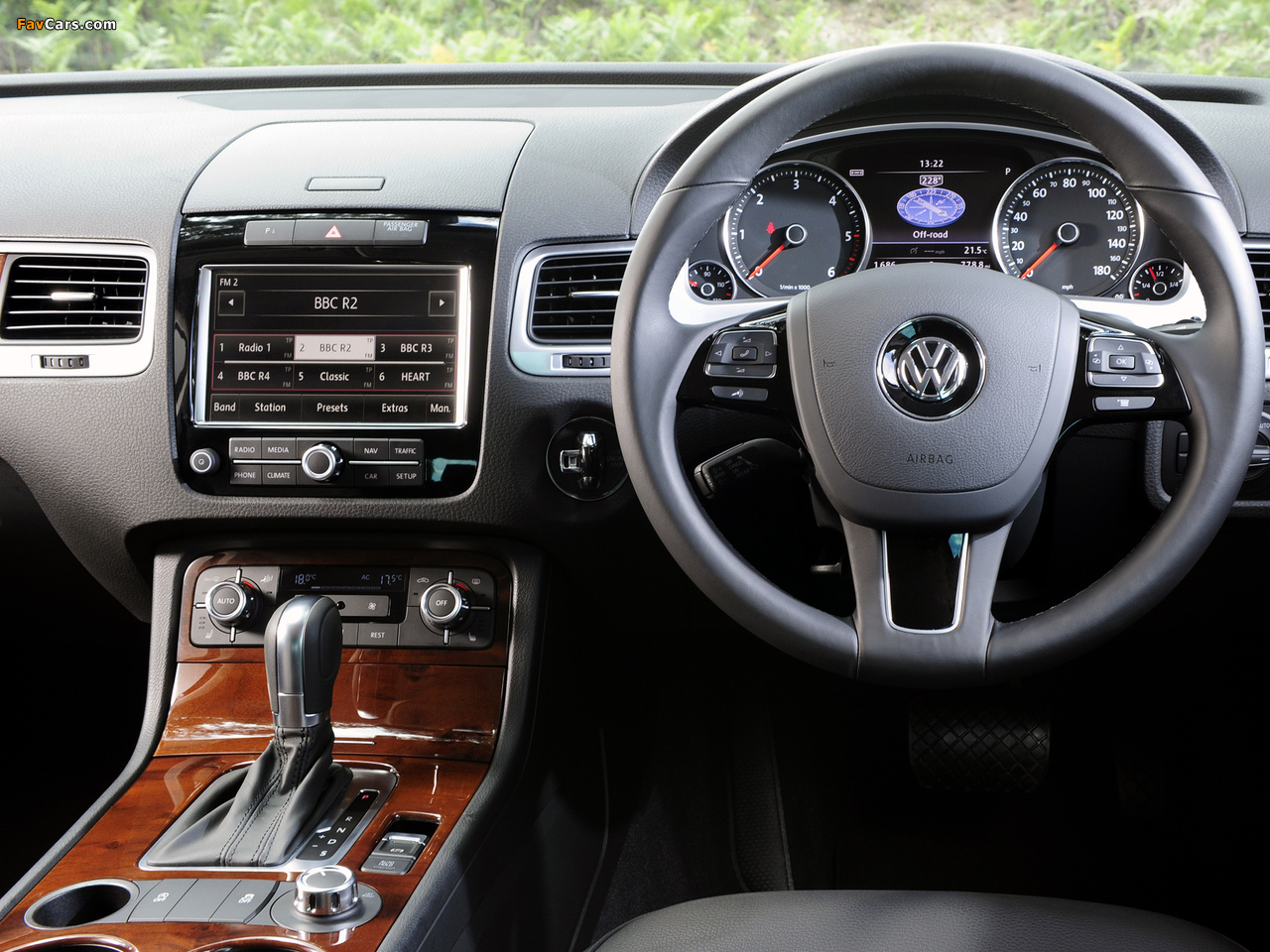 Volkswagen Touareg V6 TDI UK-spec 2010 images (1280 x 960)