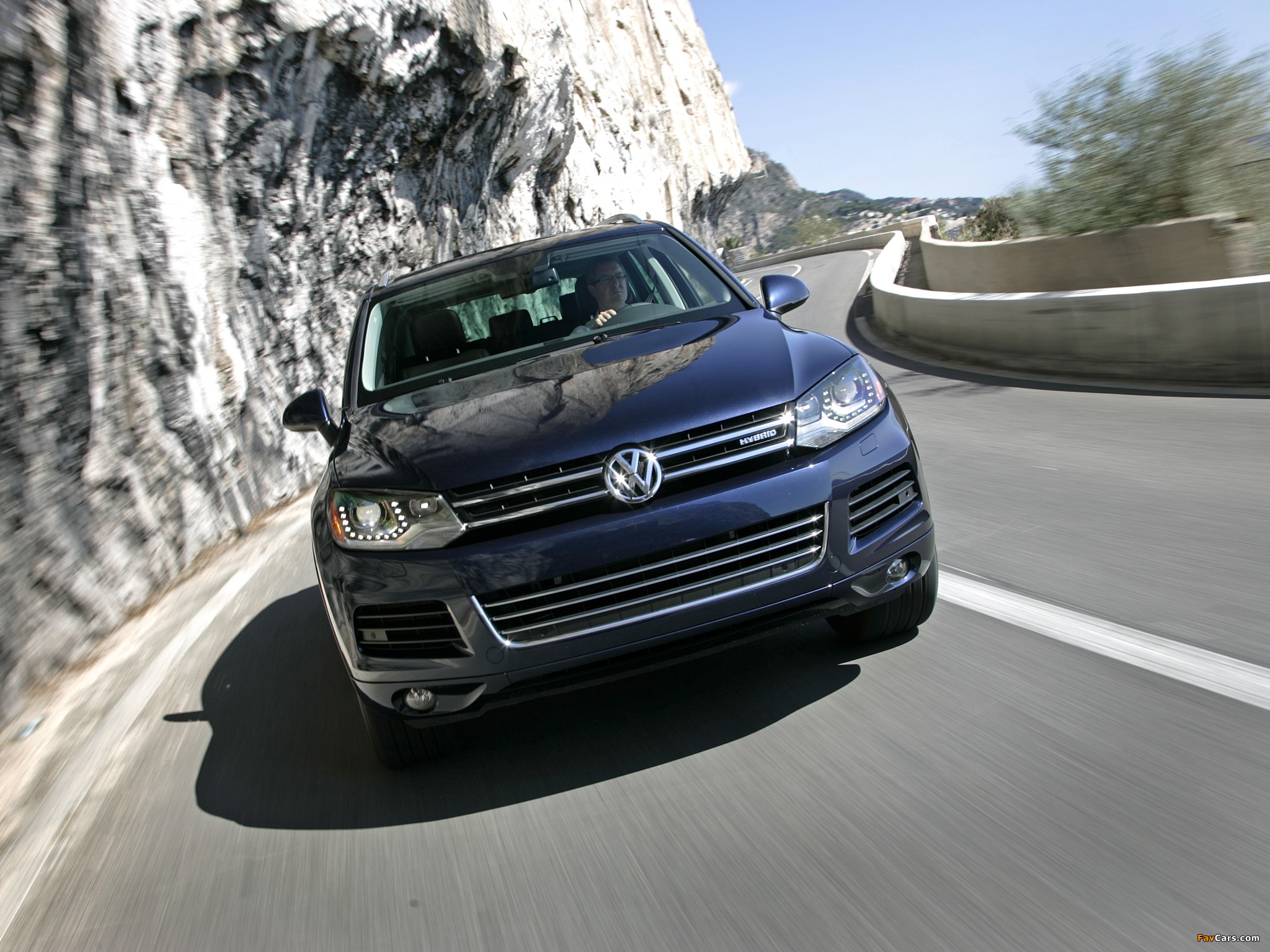 Volkswagen Touareg Hybrid US-spec 2010 photos (2048 x 1536)