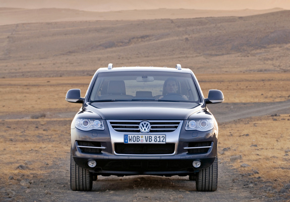 Volkswagen Touareg V10 TDI 2007–09 wallpapers