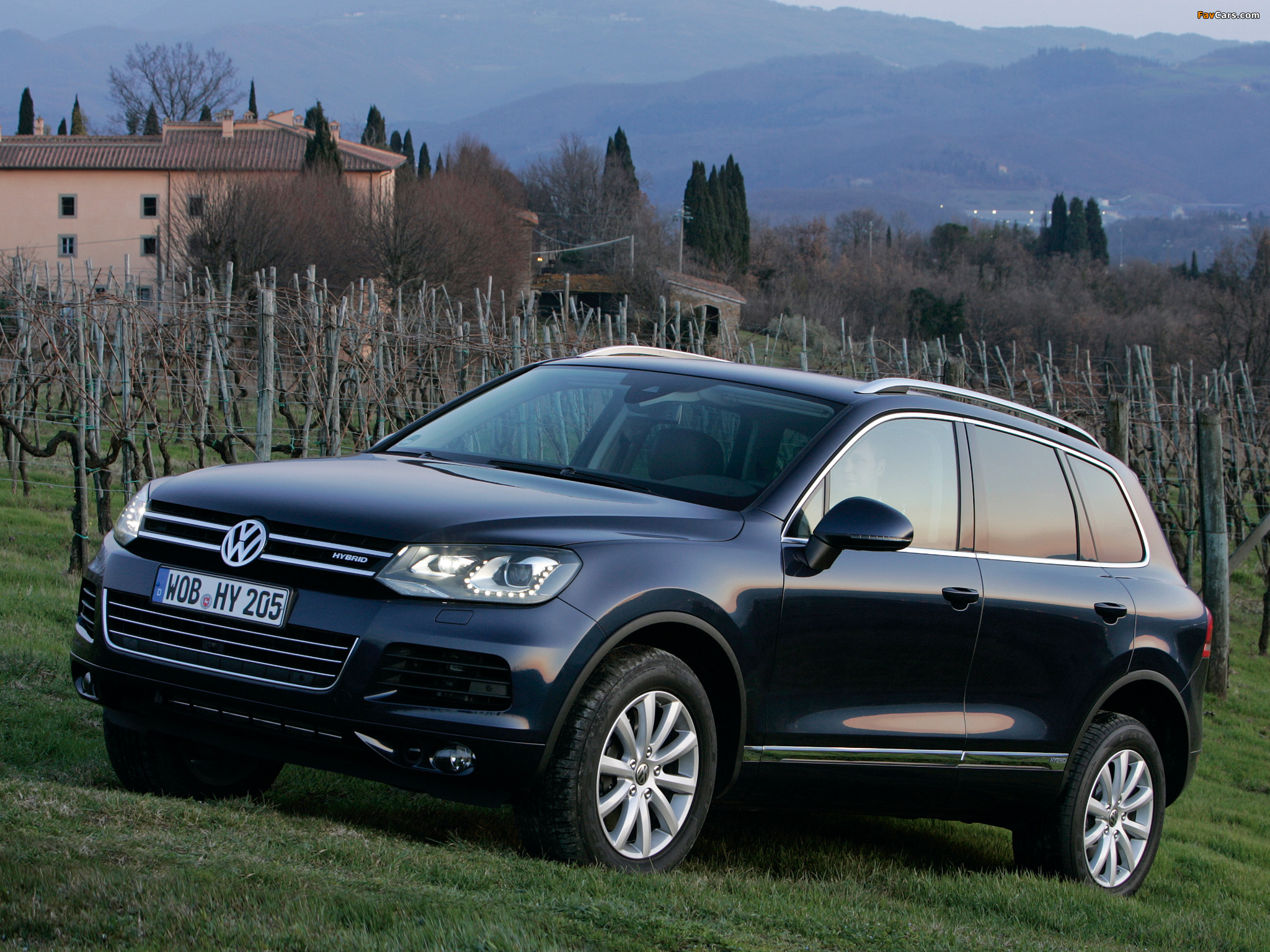 Volkswagen Touareg Hybrid 2010 wallpapers (2048 x 1536)