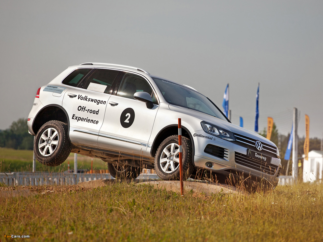 Volkswagen Touareg V6 TDI Terrain Tech Paket 2010 wallpapers (1280 x 960)