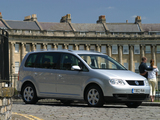 Images of Volkswagen Touran UK-spec 2003–06