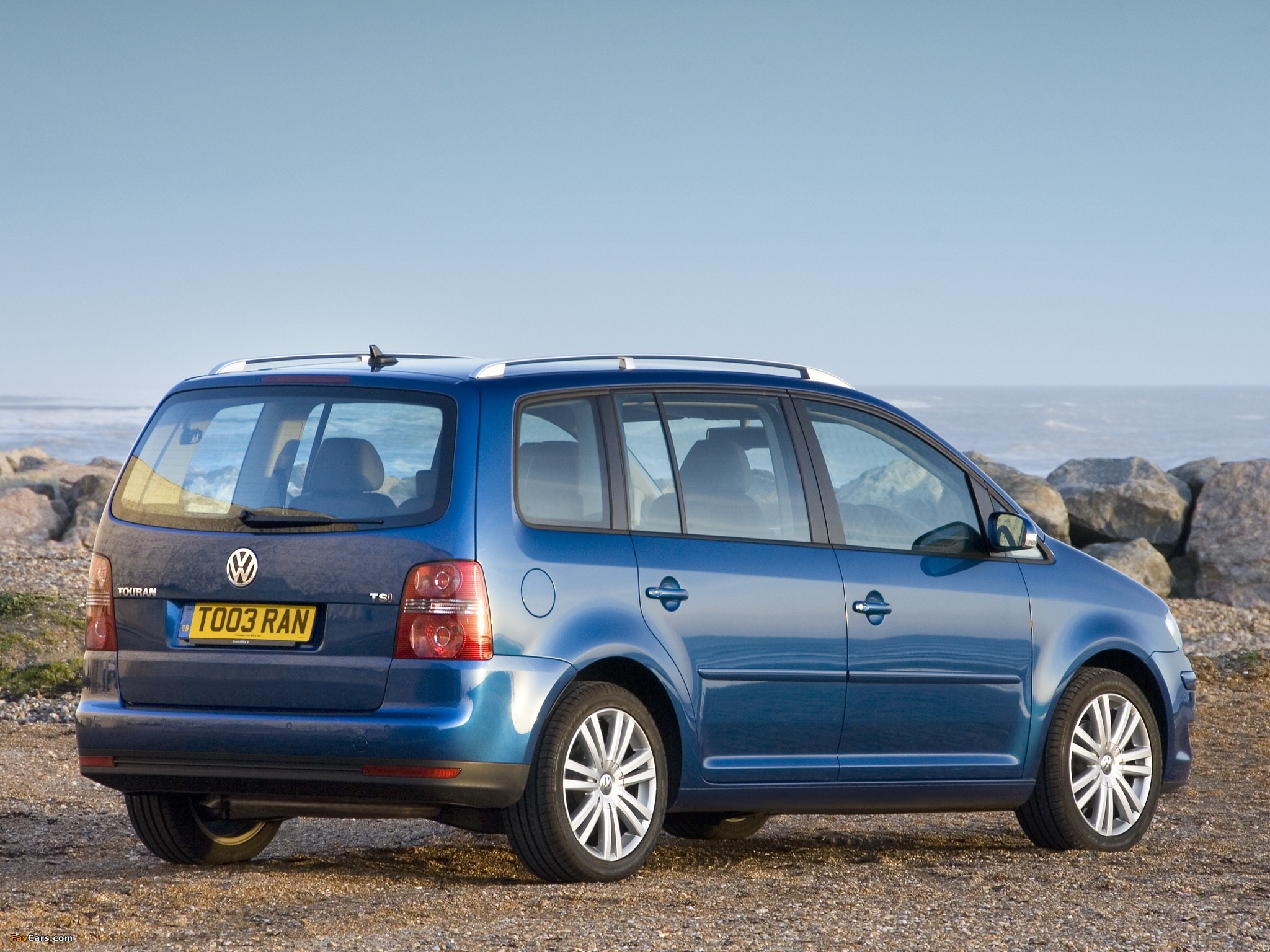 Images of Volkswagen Touran UK-spec 2006–10 (2048 x 1536)