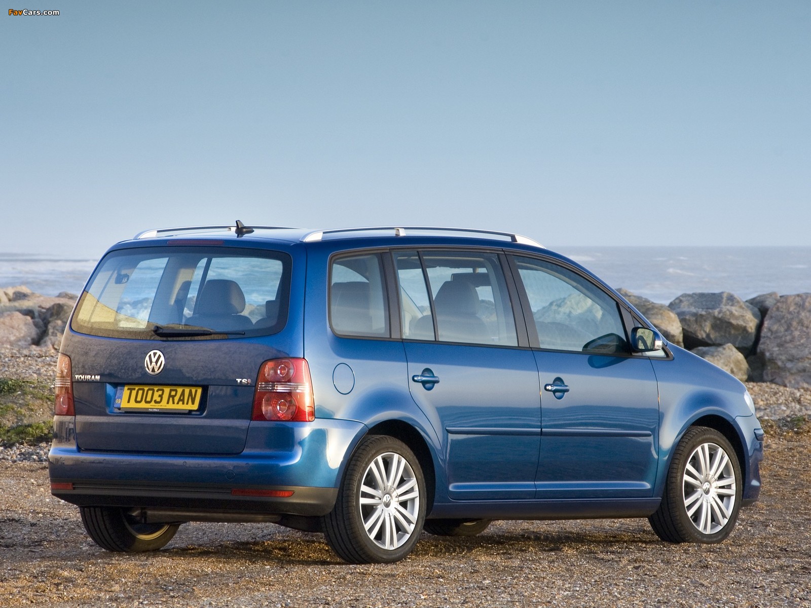 Images of Volkswagen Touran UK-spec 2006–10 (1600 x 1200)