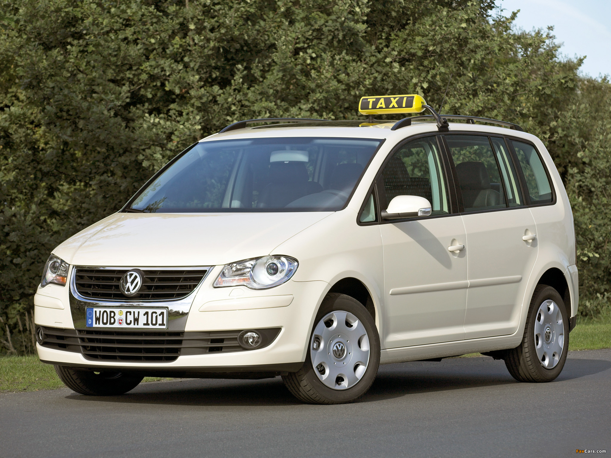 Images of Volkswagen Touran EcoFuel Taxi 2007–10 (2048 x 1536)