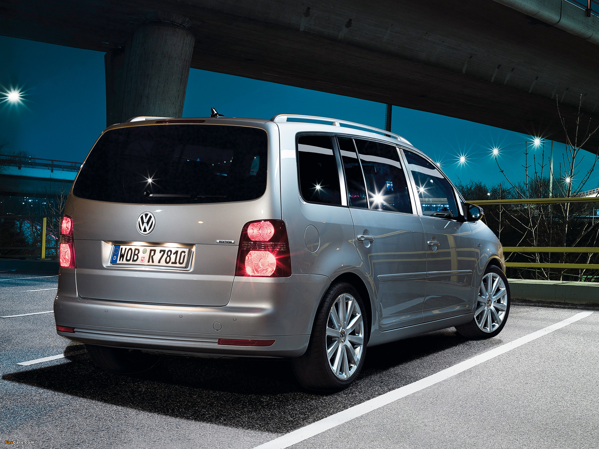 Images of Volkswagen Touran R-Line Edition 2009–10 (2048 x 1536)