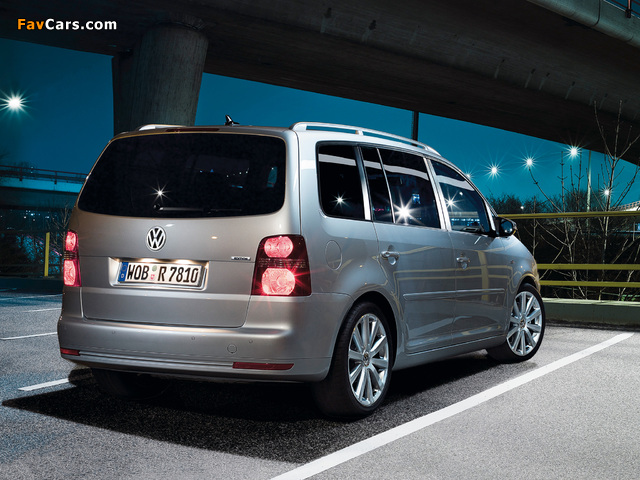 Images of Volkswagen Touran R-Line Edition 2009–10 (640 x 480)