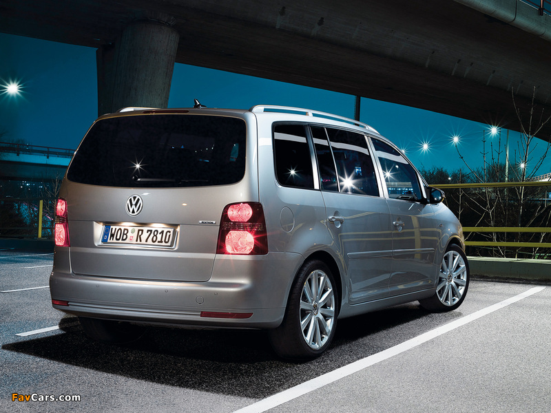 Images of Volkswagen Touran R-Line Edition 2009–10 (800 x 600)