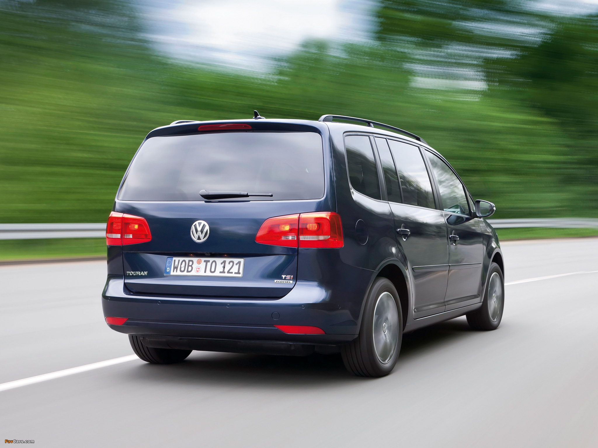 Images of Volkswagen Touran EcoFuel 2010 (2048 x 1536)
