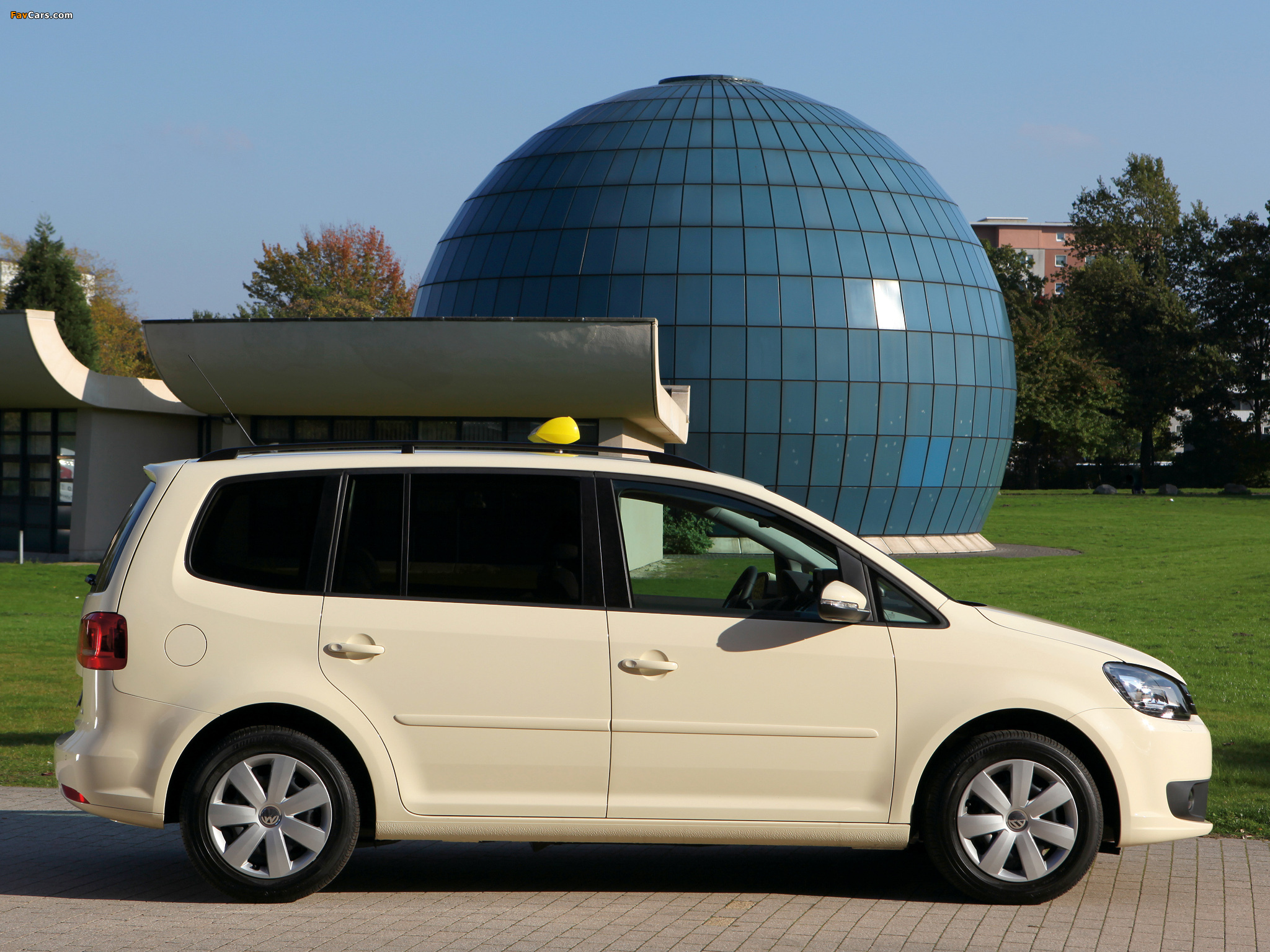 Images of Volkswagen Touran Taxi 2010 (2048 x 1536)