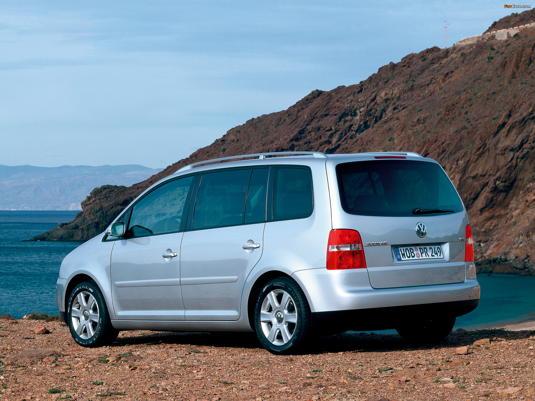 Photos of Volkswagen Touran 2003–06 (2048 x 1536)