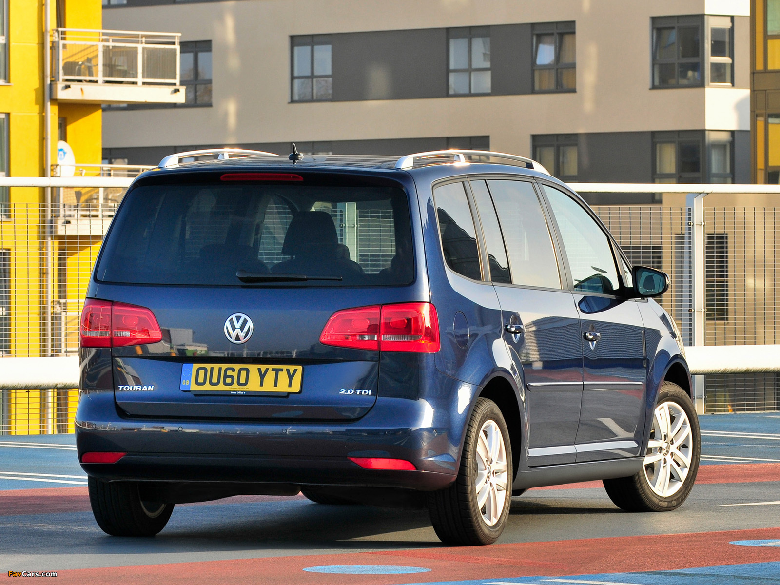 Photos of Volkswagen Touran UK-spec 2010 (1600 x 1200)