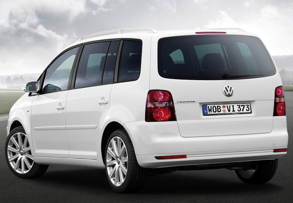 Pictures of Volkswagen Touran R-Line 2007–10