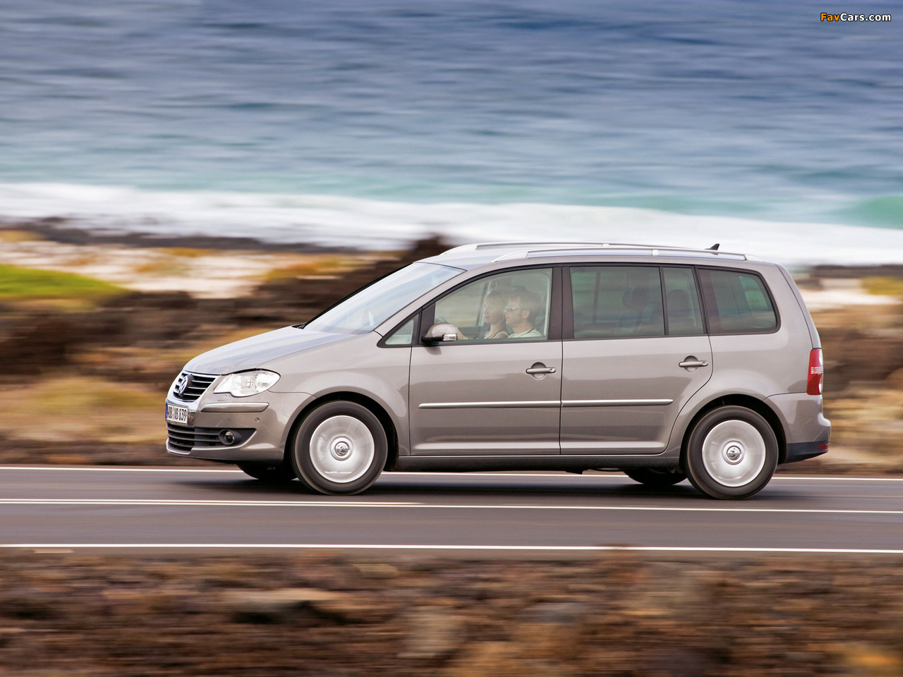 Volkswagen Touran 2006–10 images (1280 x 960)