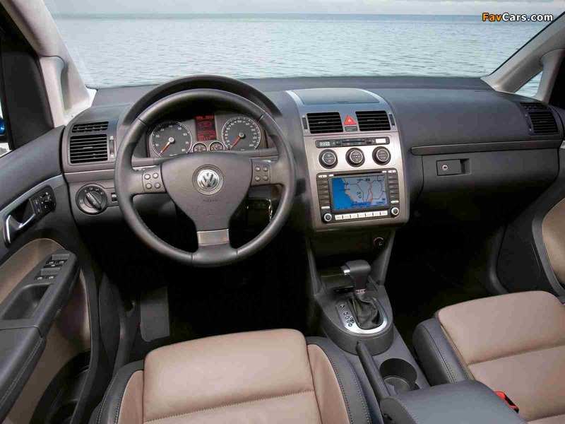 Volkswagen Touran 2006–10 pictures (800 x 600)