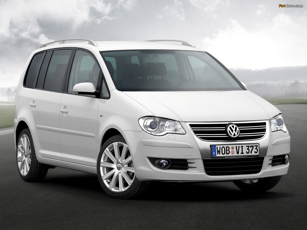 Volkswagen Touran R-Line 2007–10 photos (1280 x 960)