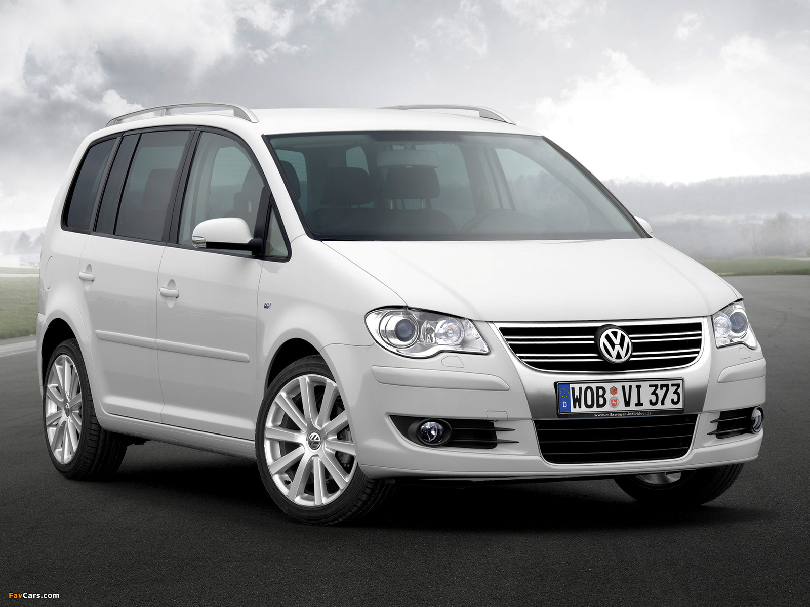 Volkswagen Touran R-Line 2007–10 photos (1600 x 1200)