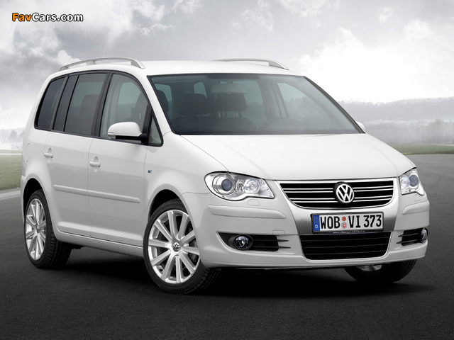 Volkswagen Touran R-Line 2007–10 photos (640 x 480)