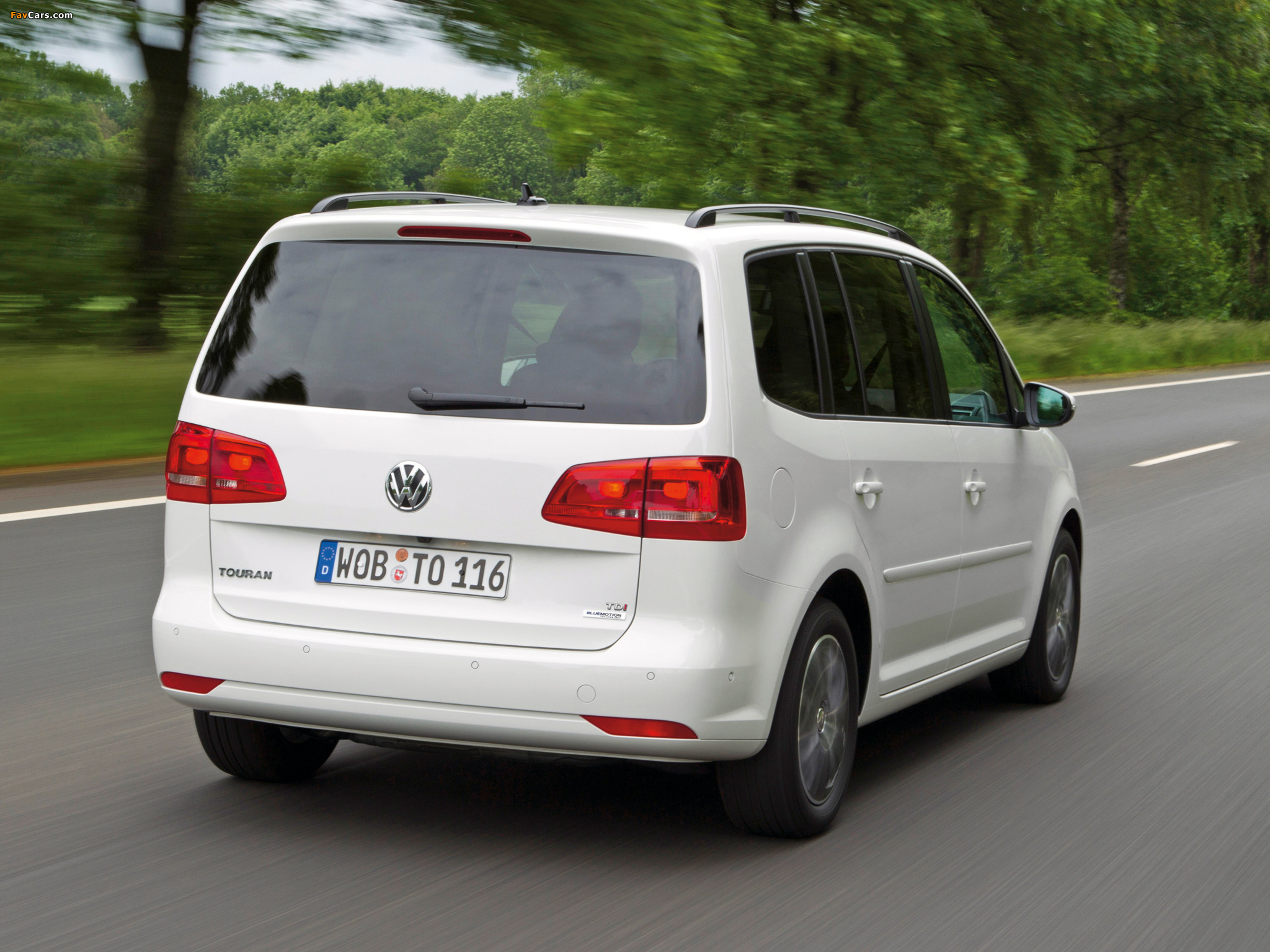 Volkswagen Touran TDI BlueMotion 2010 images (2048 x 1536)