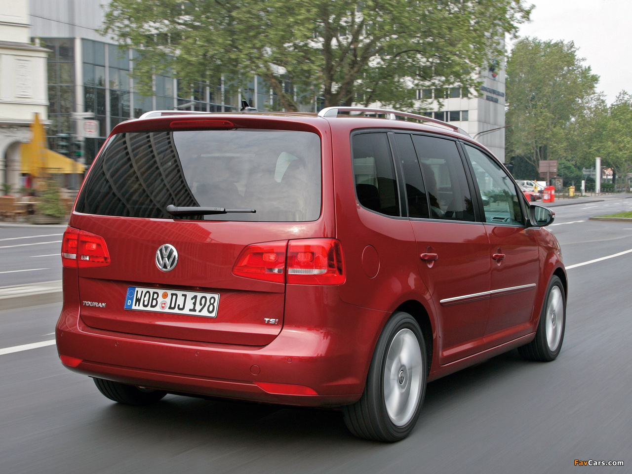 Volkswagen Touran 2010 images (1280 x 960)