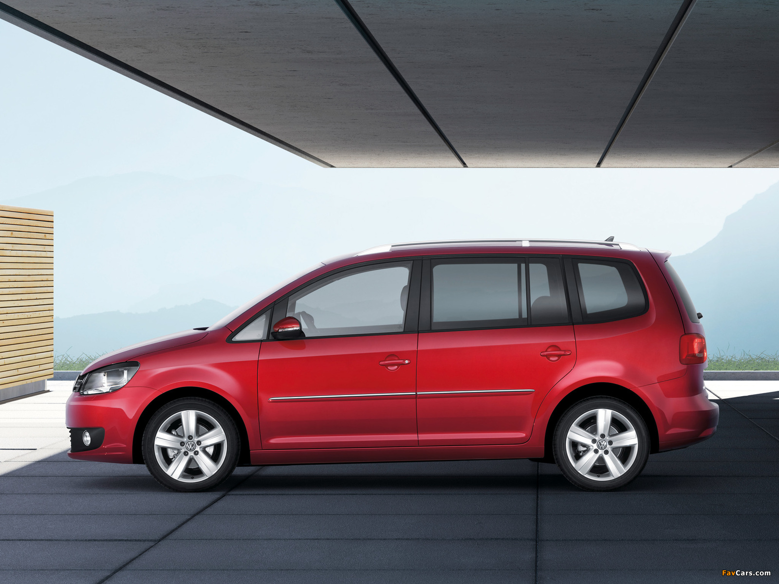 Volkswagen Touran 2010 pictures (1600 x 1200)