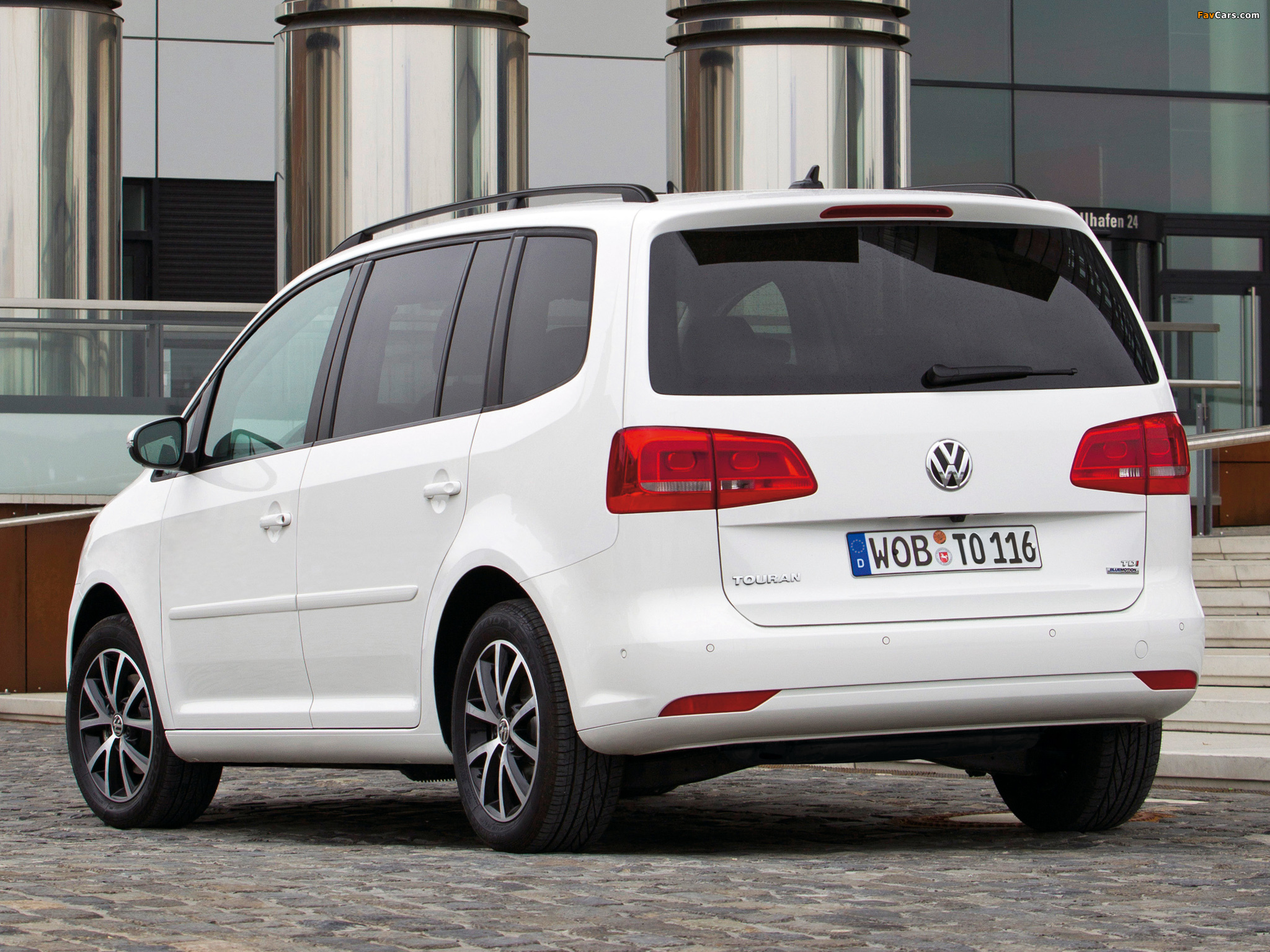 Volkswagen Touran TDI BlueMotion 2010 pictures (2048 x 1536)