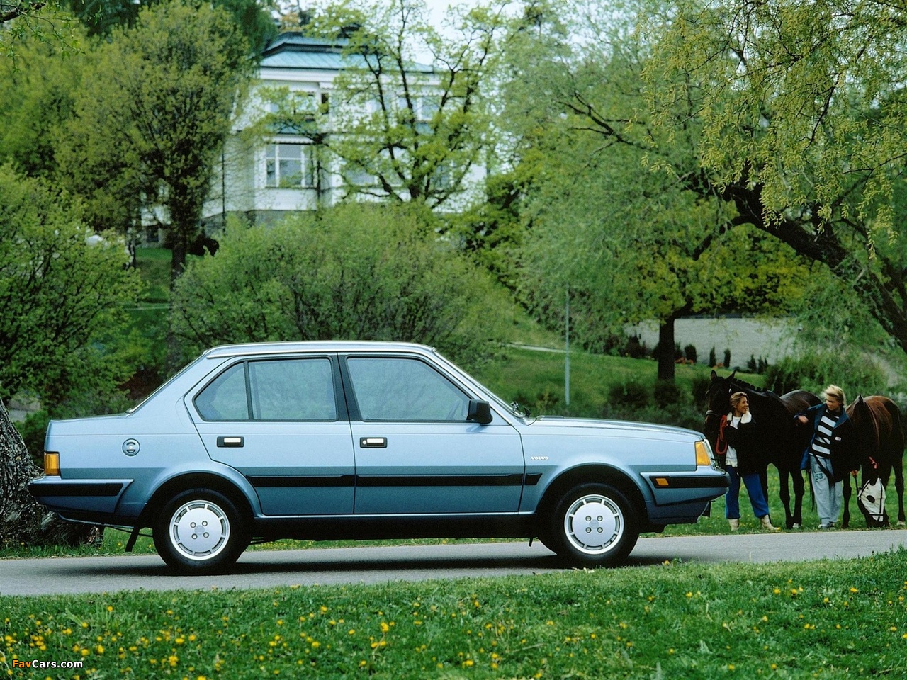 Pictures of Volvo 360 Sedan 1983–91 (1280 x 960)