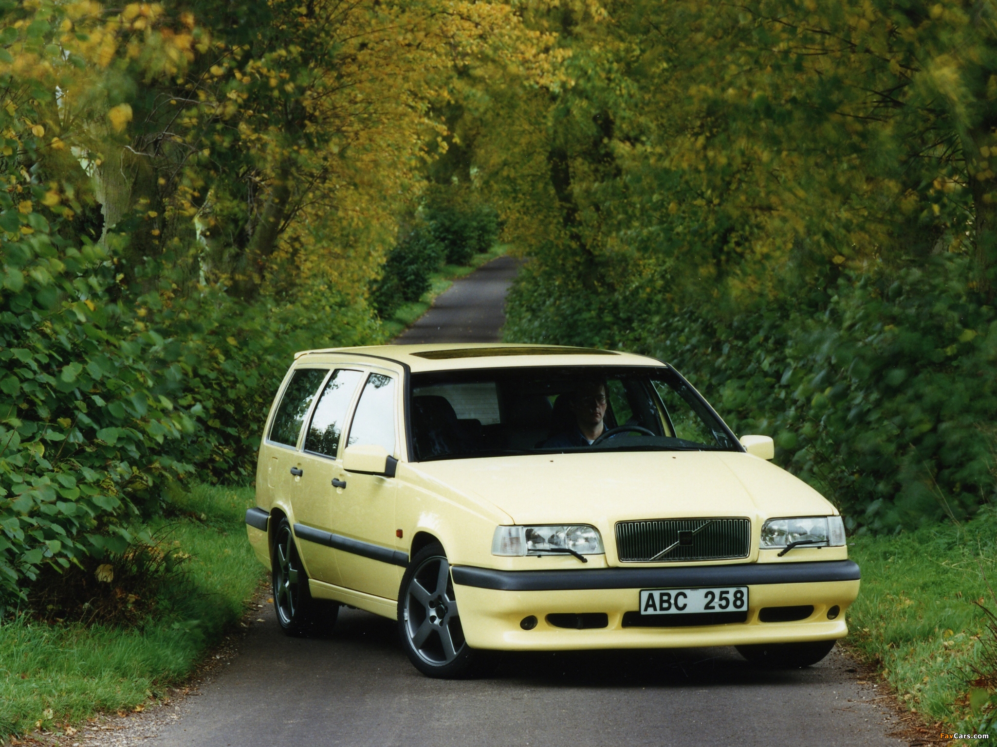 Images of Volvo 850 T5 R Kombi 1995–96 (2048 x 1536)