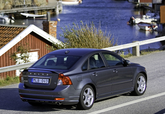 Images of Volvo S40 R-Design 2008–09