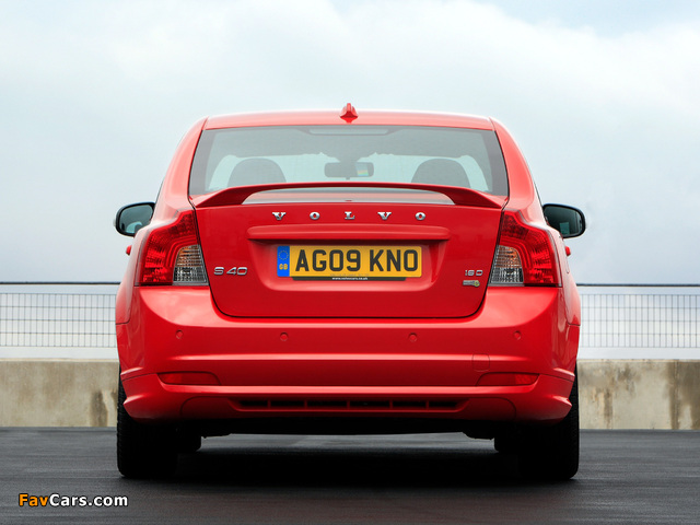 Photos of Volvo S40 R-Design UK-spec 2008–09 (640 x 480)