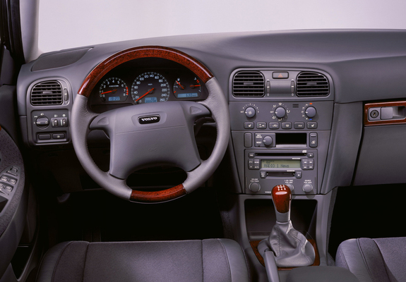 Volvo S40 1999–2002 images