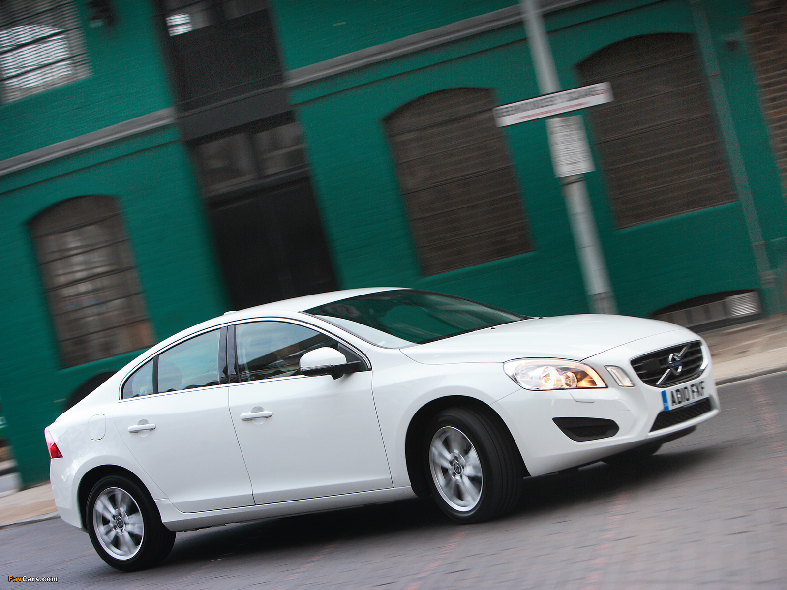 Images of Volvo S60 D3 UK-spec 2010–13 (1600 x 1200)